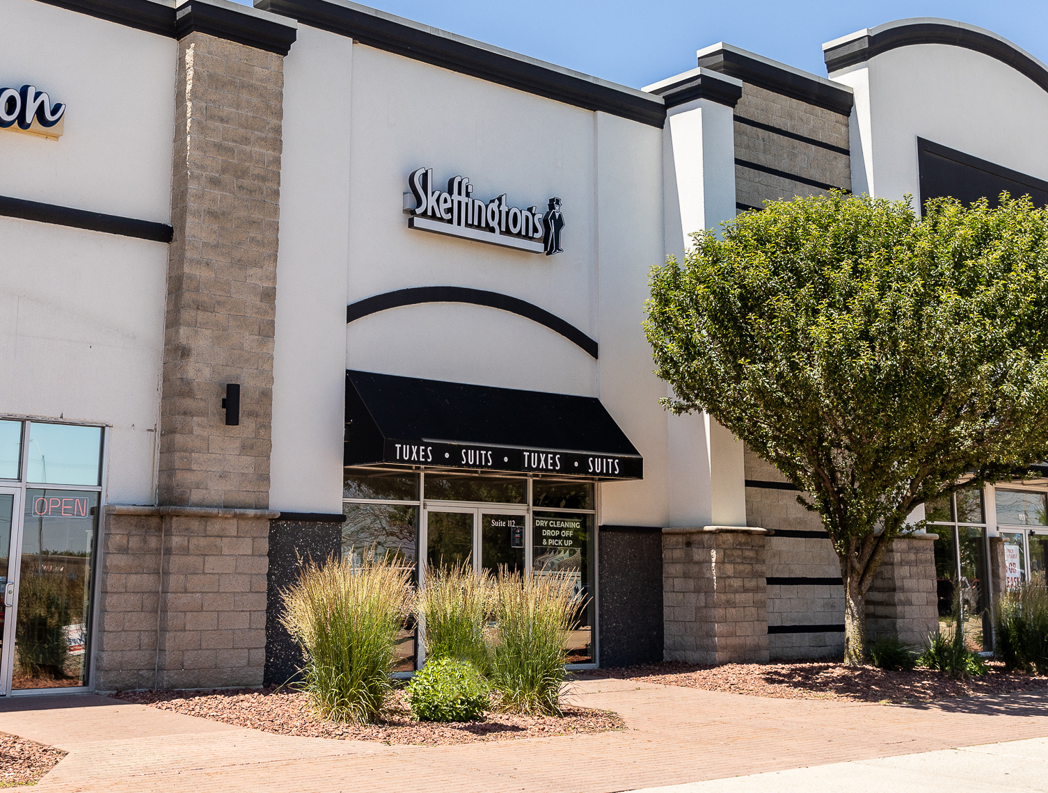 Ankeny, Iowa Skeffington's Formal Wear Store front entrance