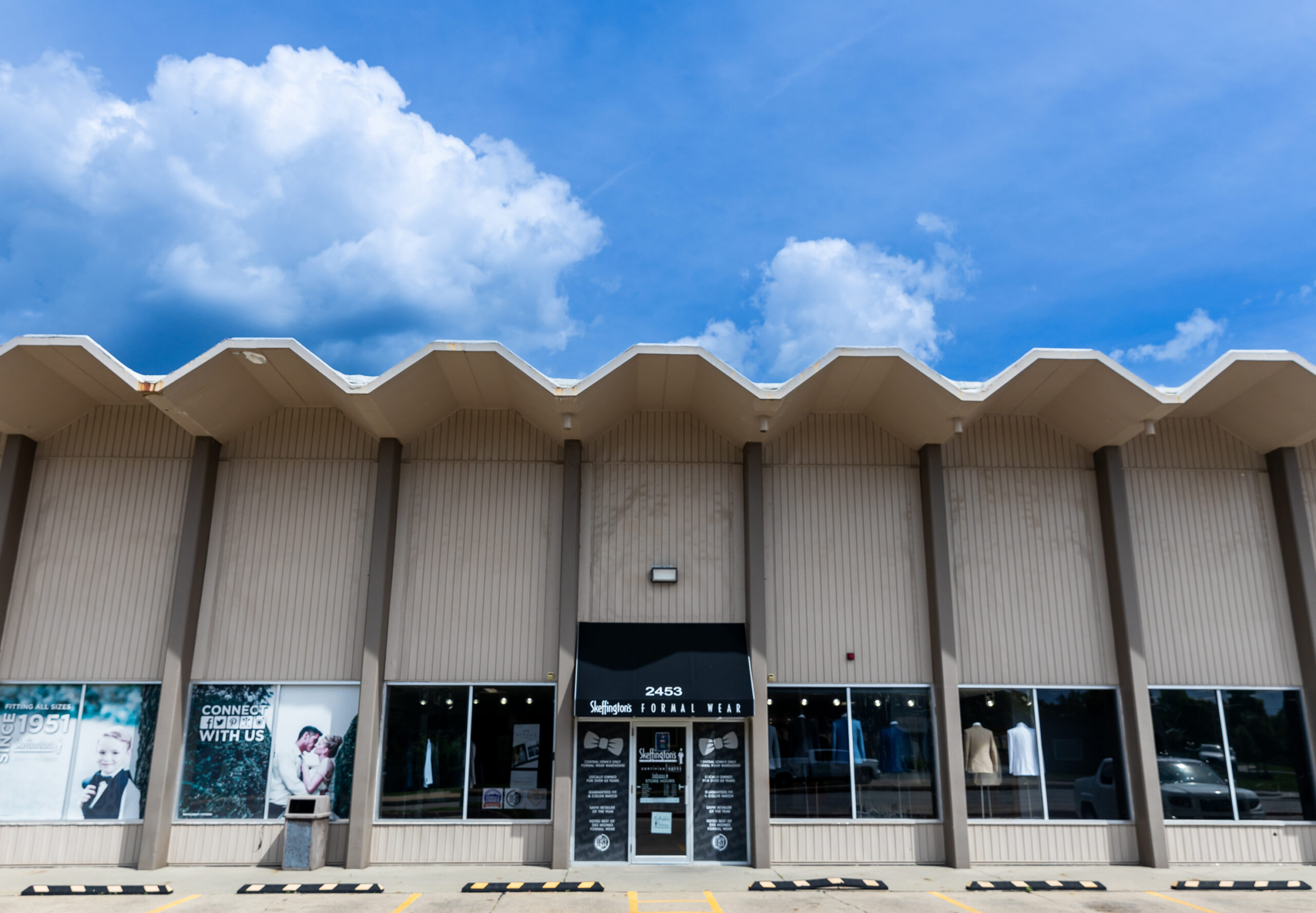 skeffingtons-formal-wear-des-moines-iowa-suit-tux-store-front Des Moines, Iowa Skeffington's Formal Wear Store front entrance